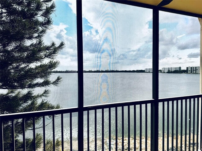 Foto del edificio - 111 Lake Emerald Dr