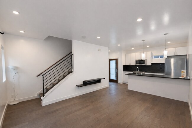 Luminosa sala de estar de concepto abierto con cocina gourmet. El comedor se integra a la perfección con la cocina. - 1733 NW 63rd St