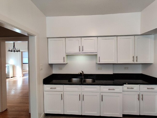 Building Photo - 4133 W Berteau Ave