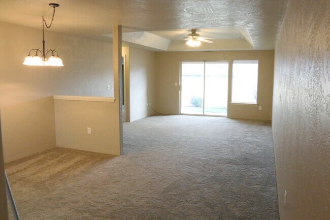 Building Photo - 445 Crystal Dr
