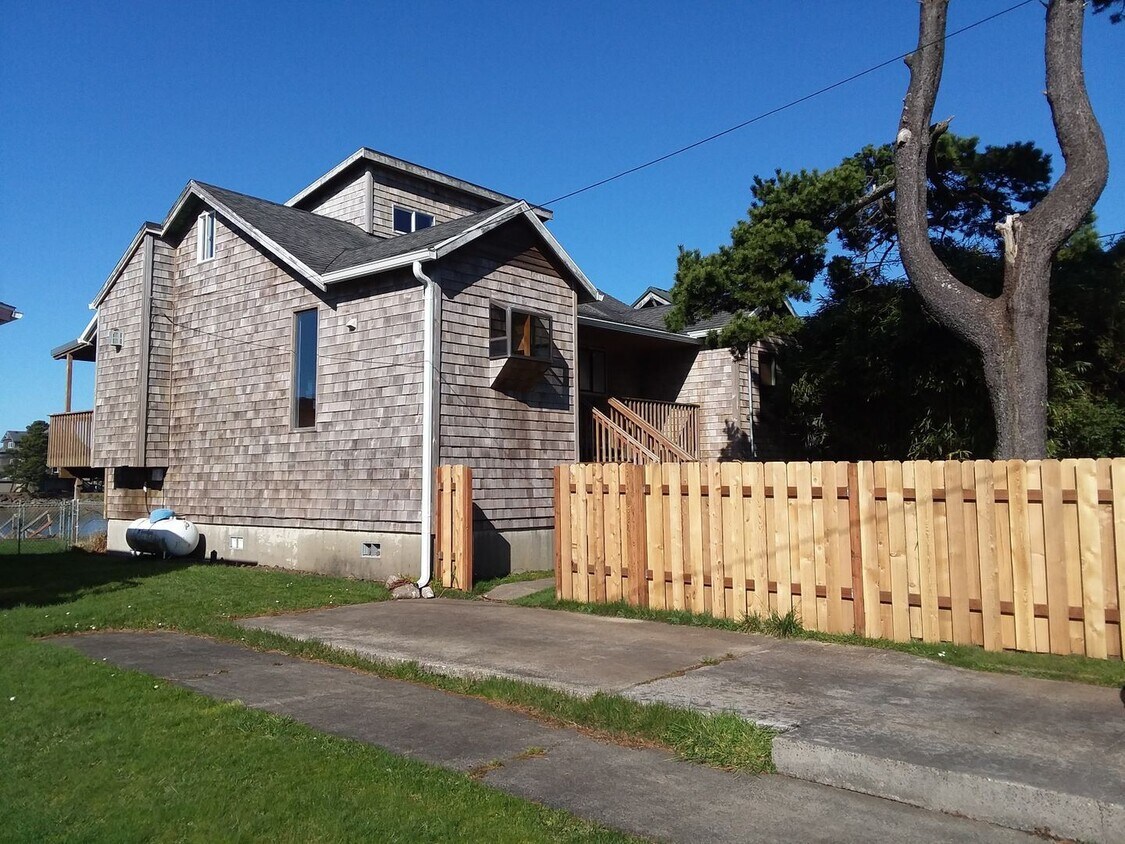 3 br, 2 bath House 34820 River Ave House Rental in Cloverdale, OR