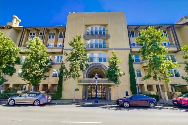 Building Photo - Luxurious 2 Master Bedrooms 2.5 Bath Townhome