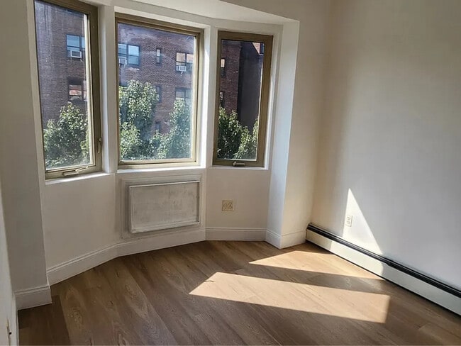 Building Photo - 141-33 Pershing Crescent