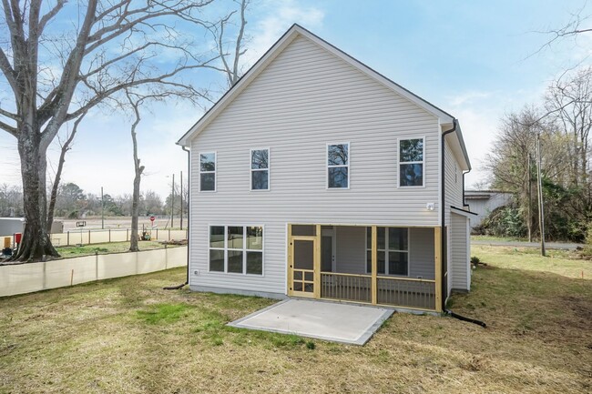 Building Photo - Four Bedroom Home!