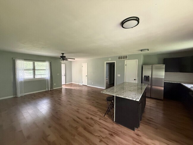 Foto del edificio - 6637 Grayson Dr