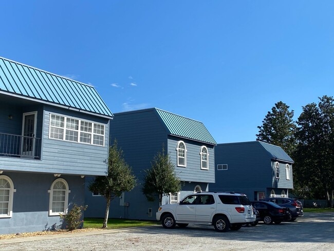 Building Photo - 2 Bed 1 .5 Bath Condo