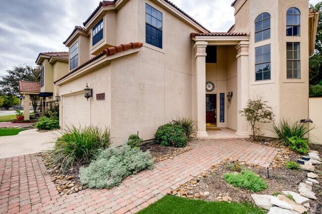 Building Photo - Custom 3 BR/2.5 Bath in N.E. San Antonio