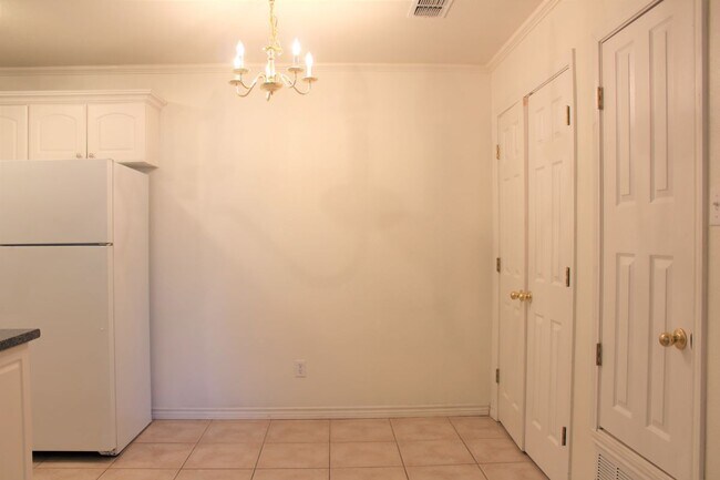 Comedor - 2575 W Denman St