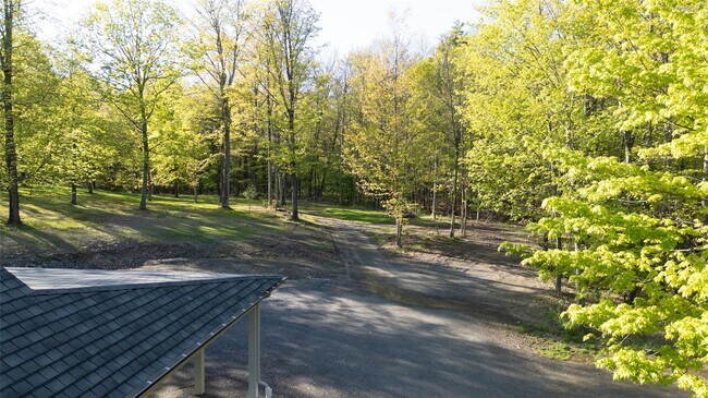 Foto del edificio - 323 Haddock Hill Rd