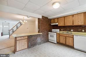 Building Photo - 366 E Elm St