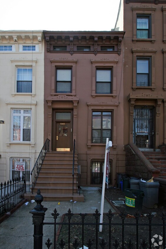 Foto principal - 546 Monroe St