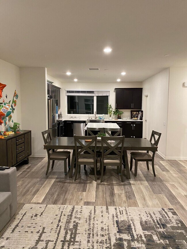 Foto del edificio - 8004 Cherry Ln