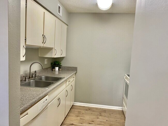 Foto del edificio - 6202 Robinson St
