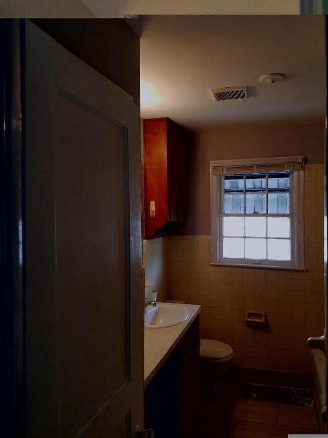 Building Photo - Newly renovated home
