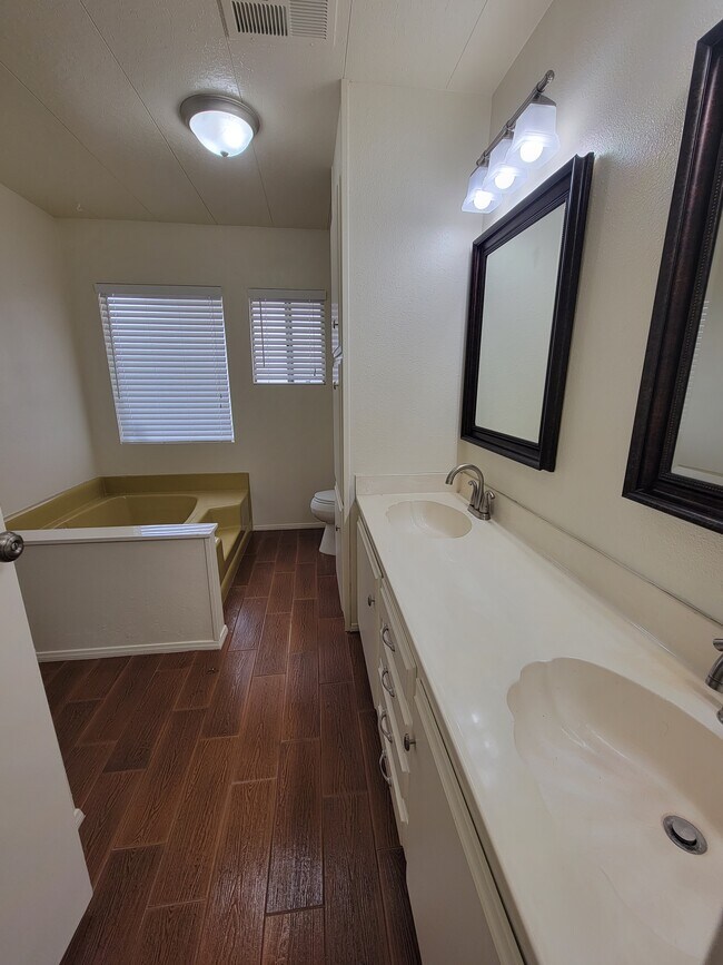 Foto del edificio - 14968 Vinehill St
