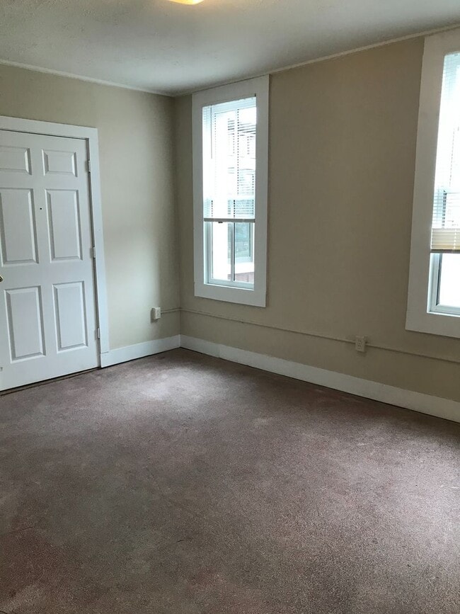 Building Photo - One Bedroom Upstairs Apartment