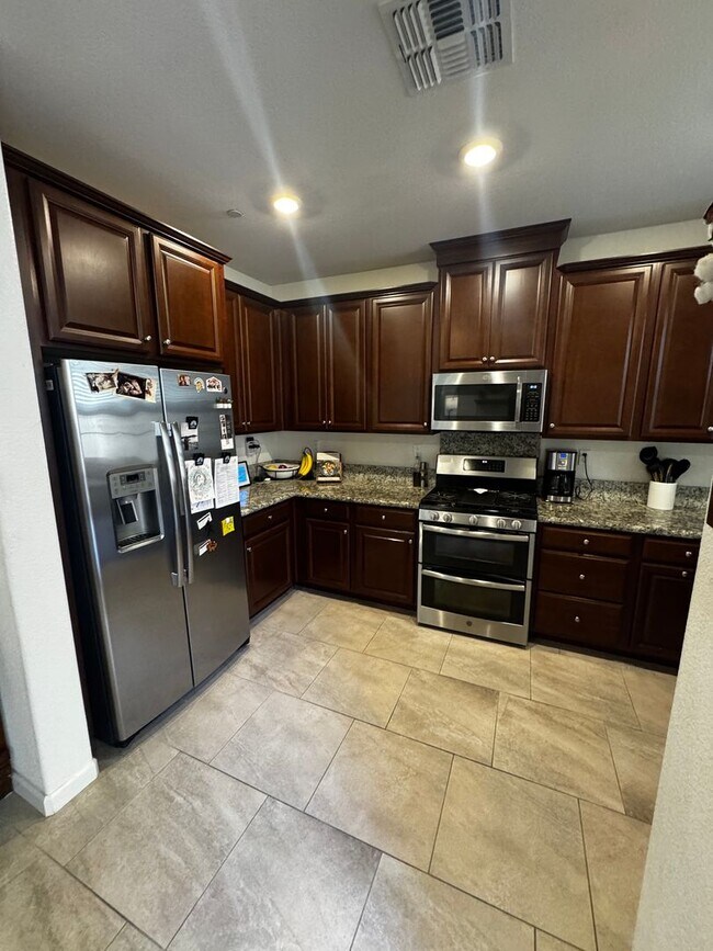 Building Photo - 2 STORY HOME WITH SOLAR IN WEST ROSEVILLE!