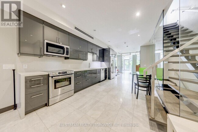 Photo du bâtiment - 652-652 Spadina Ave.