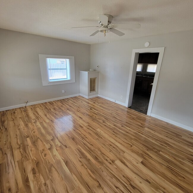 Building Photo - 120 S Camp Heights Dr