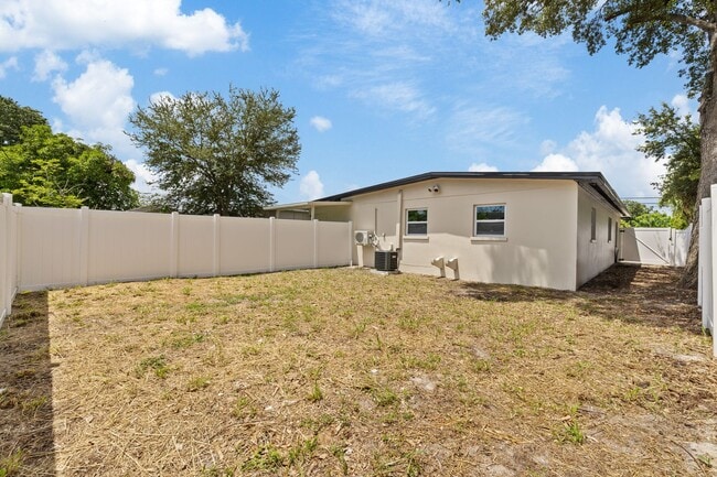 Building Photo - 2706 W Tampa Bay Blvd