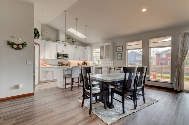 Foto del edificio - Newer construction 3 Bed 2 Bath Rambler home.
