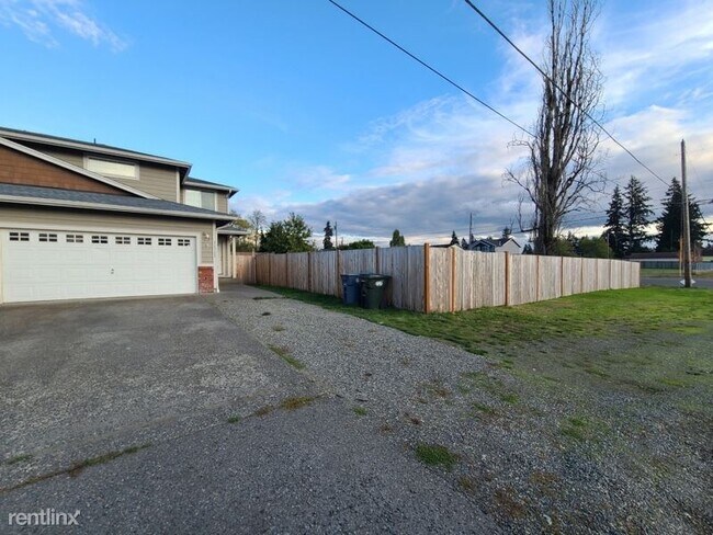 Foto del edificio - 3 br, 2.5 bath Townhome - 16721 A St S