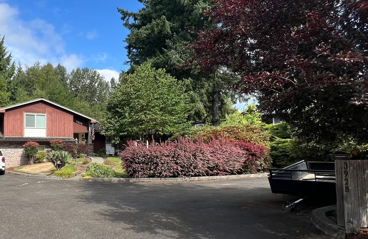 Primary Photo - Beautiful Custom 3bd 2.5 bath Hardwood in ...