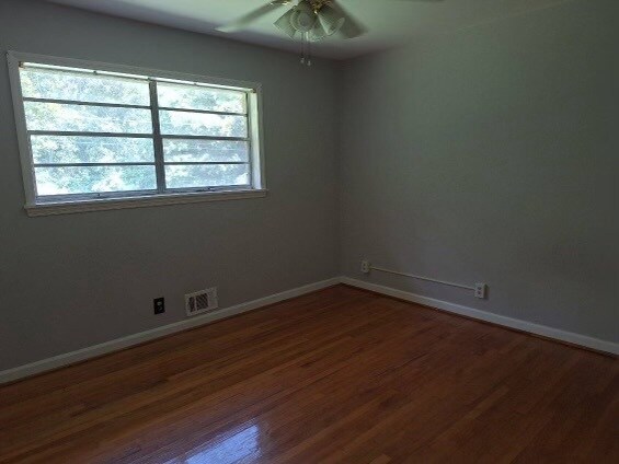 Building Photo - 1003 Riverbend Dr