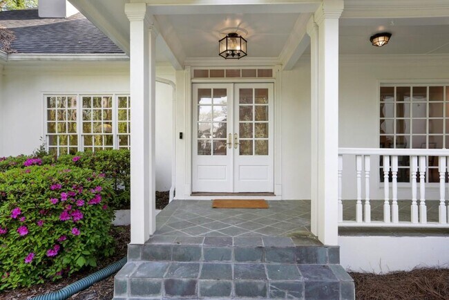 Foto del edificio - 17 Blackland Rd NW