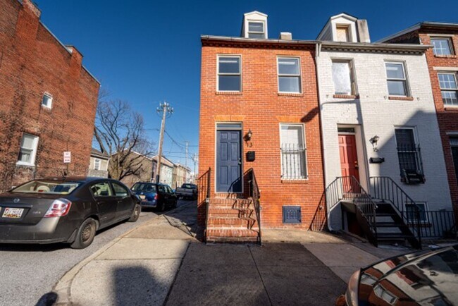 Foto del edificio - Renovated Townhome in Hollins Market Neigh...