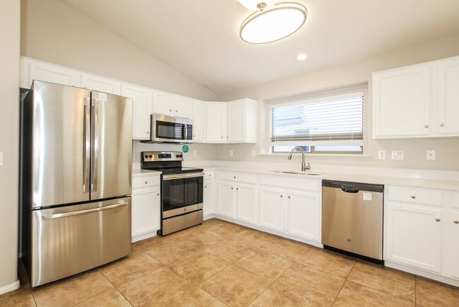 Building Photo - 614 E Jeanne Ln