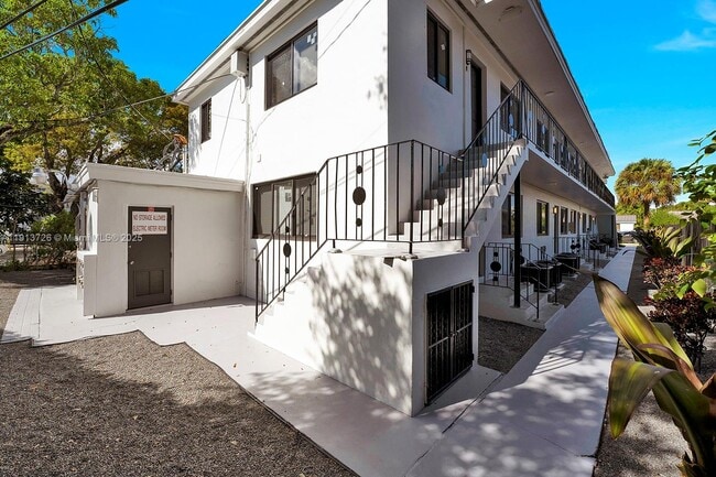 Foto del edificio - 2150 SW 26th St