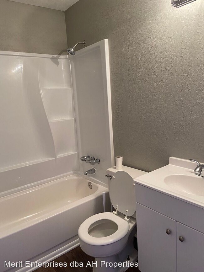 Foto del edificio - 4 br, 1.5 bath House - 511 W 11TH ST