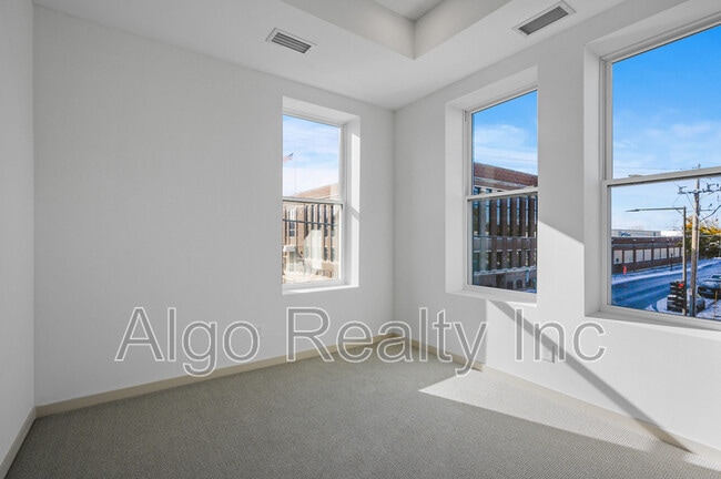 Building Photo - 842 Rice St