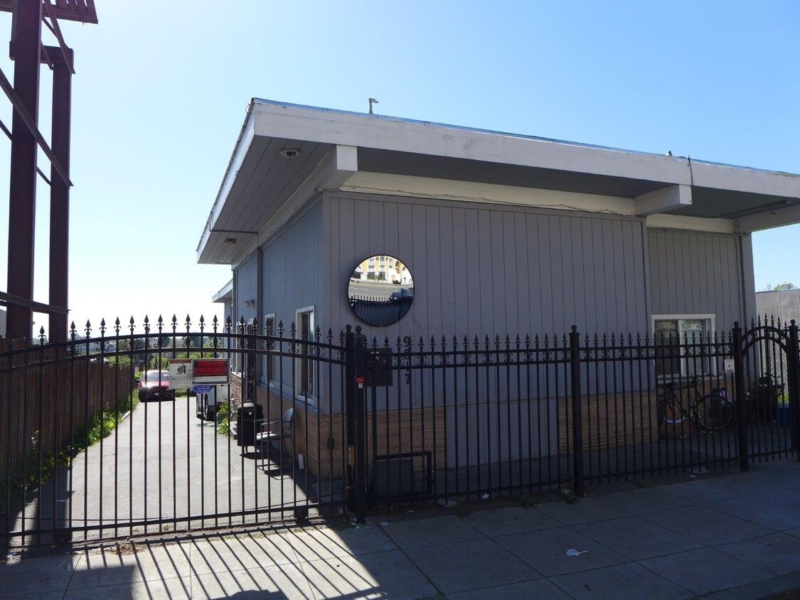 Foto del edificio - 9819 MacArthur Blvd