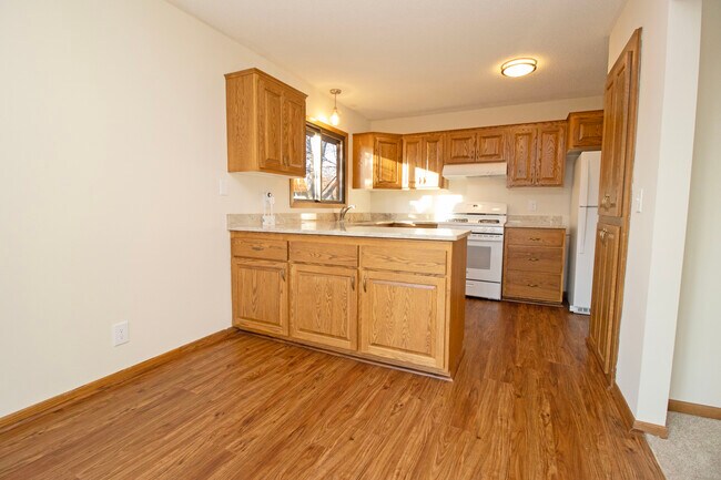 Foto del edificio - 6760 Cottonwood Ln N