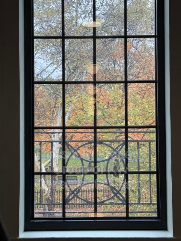 Primary Photo - 451 E Town St