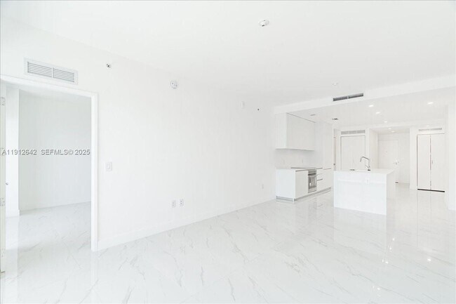 Foto del edificio - 700 NE 24th St