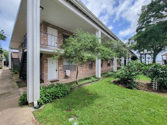 Building Photo - Charming and spacious one bedroom upstairs unit located in the courtyard by Clear Lake. New paint...