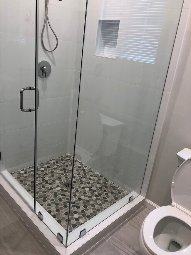 Ducha - 20336 Haynes St