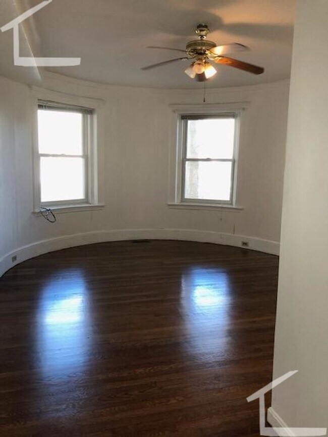 Foto del edificio - HOT ALLSTON LISTING!!!!