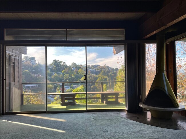 Building Photo - 7225 Pacific View Dr