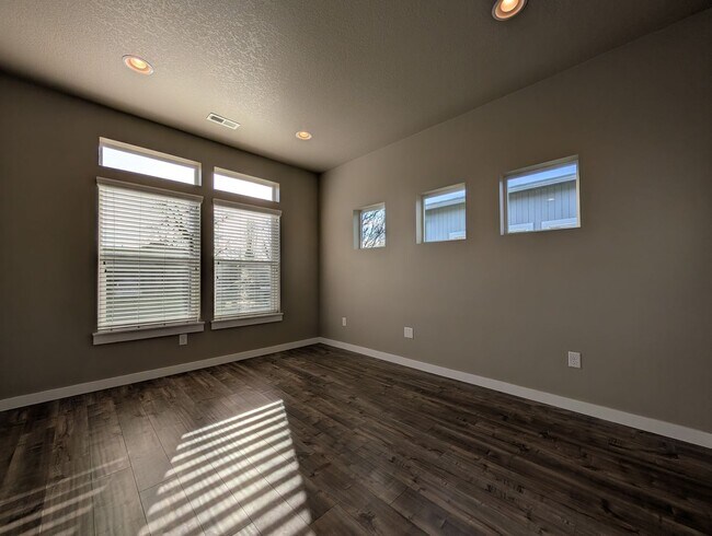 Foto del edificio - Beautiful 3-Bedroom, 2-Bath Home ~ Landscaping Included!