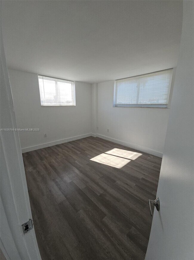 Foto del edificio - 8101 Crespi Blvd