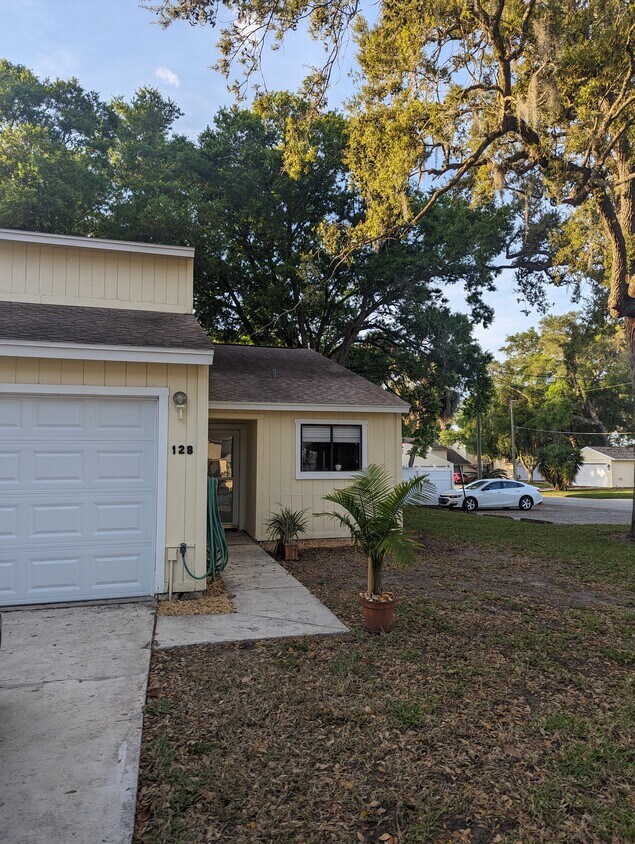 Primary Photo - 128 Northbrook Ln