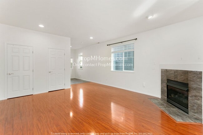 Building Photo - Spacious Three Bedroom Townhome in Tualatin!