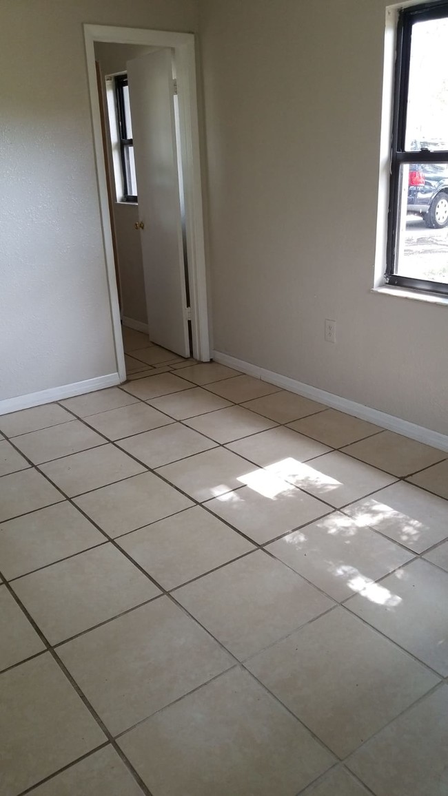 Foto del edificio - 1617 Pine Lake Rd