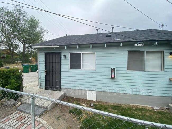 Building Photo - 445 Roberts St
