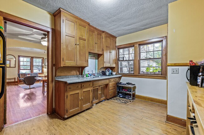 Foto del edificio - 4053 Quail Ave N