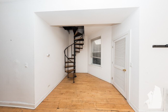 Building Photo - 2318 N Southport Ave